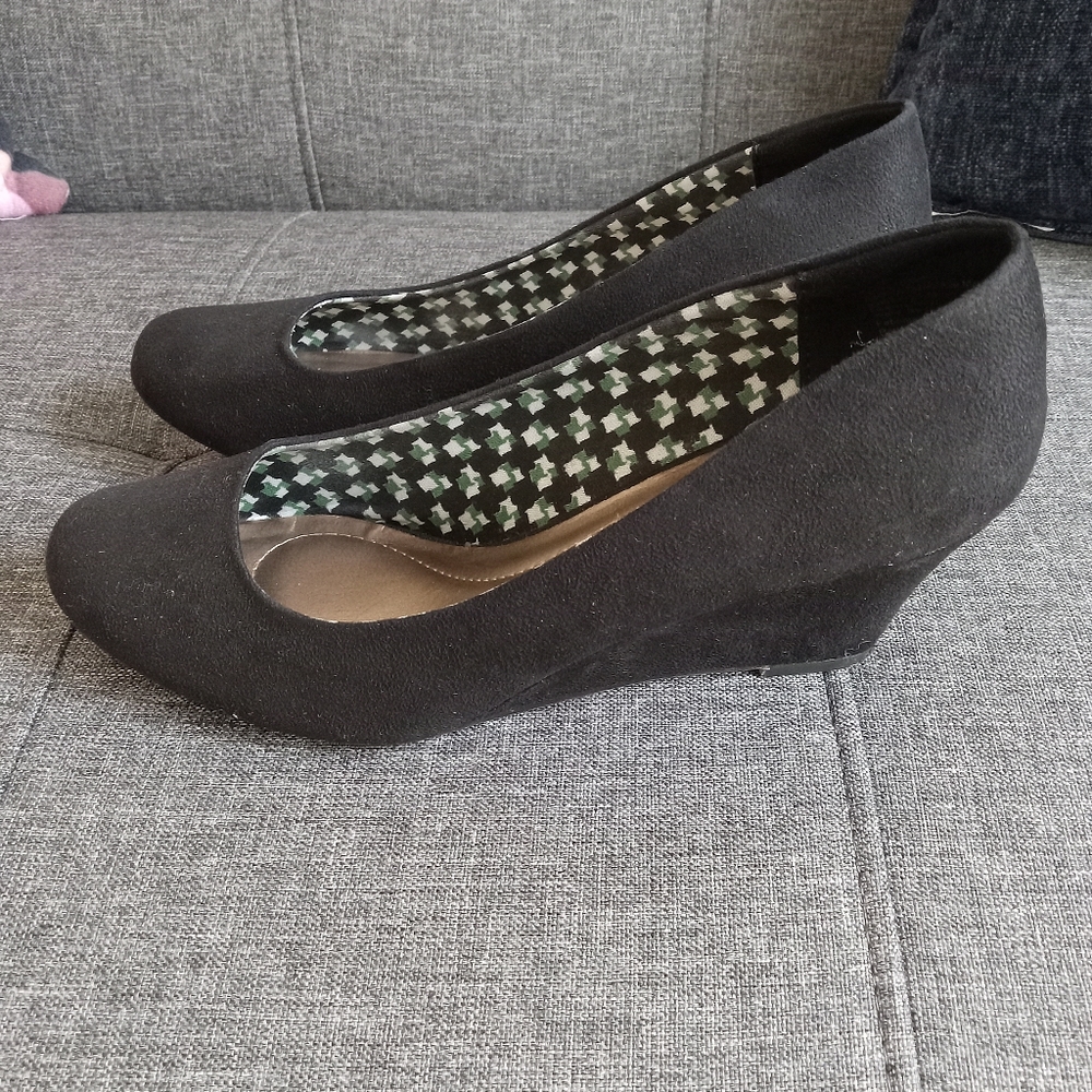 Used pair of black high heel pumps - Picture 2 of 4